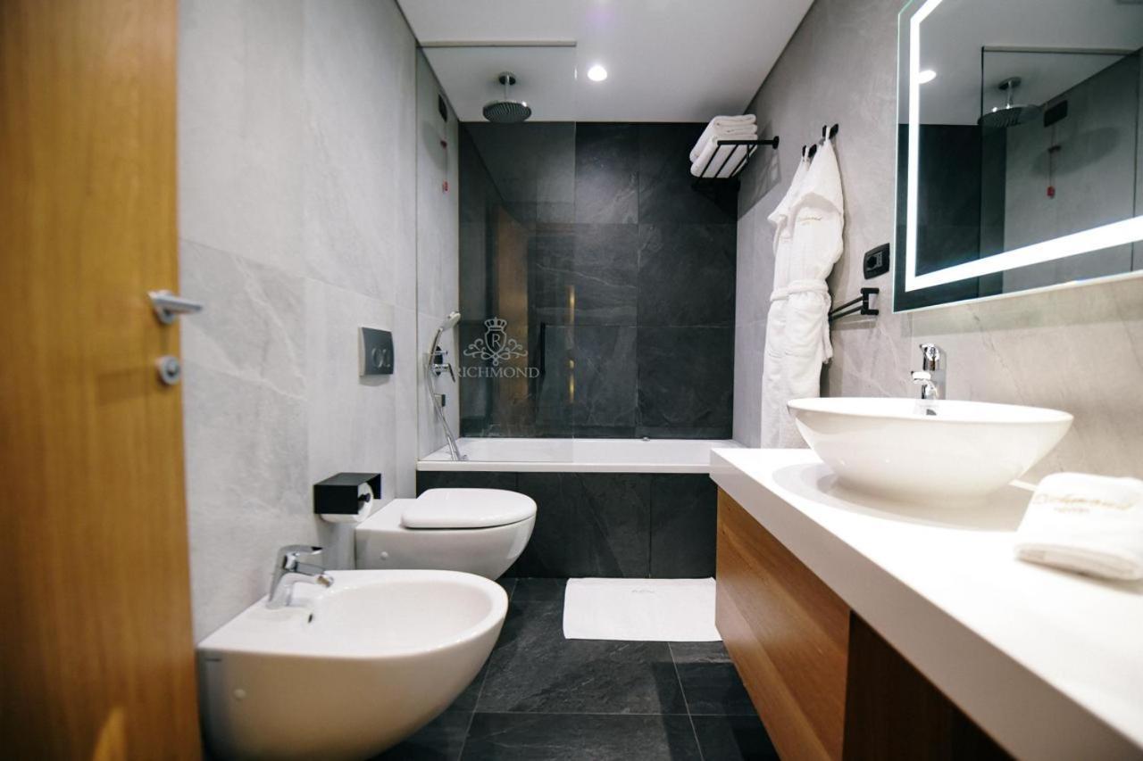 Richmond Hotel คอร์เชอ ภายนอก รูปภาพ