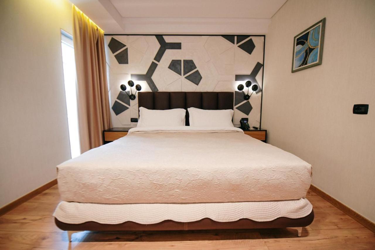 Richmond Hotel คอร์เชอ ภายนอก รูปภาพ