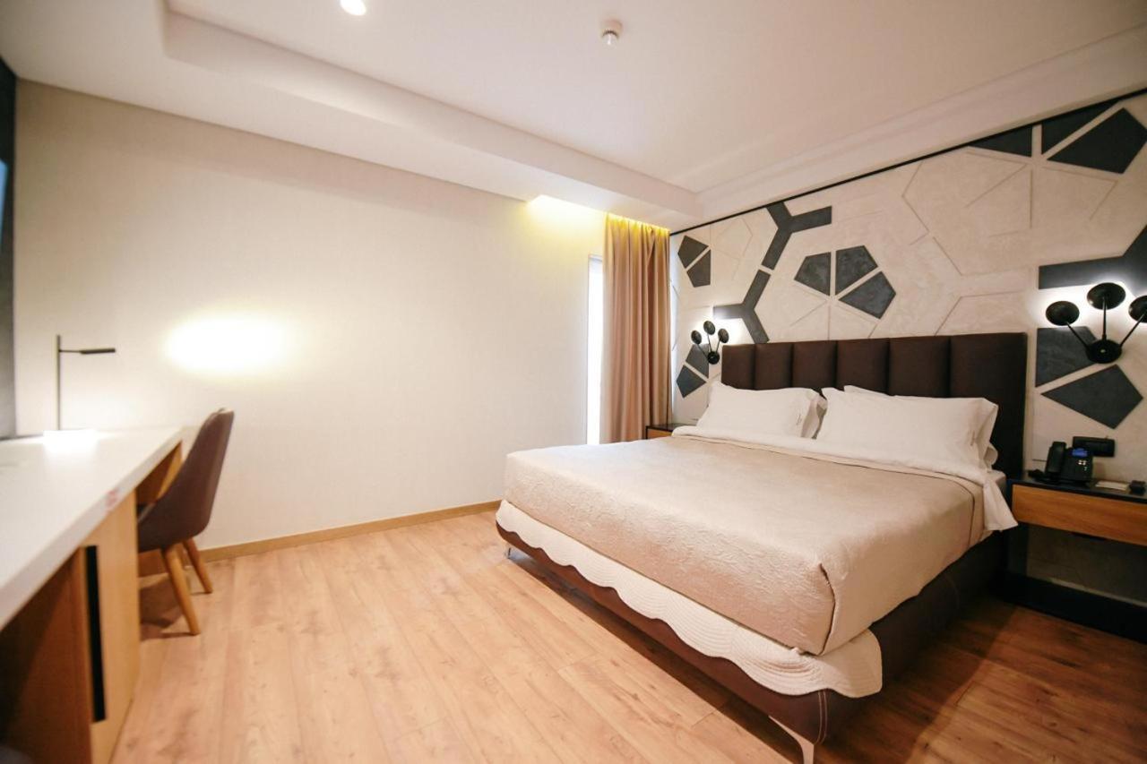 Richmond Hotel คอร์เชอ ภายนอก รูปภาพ