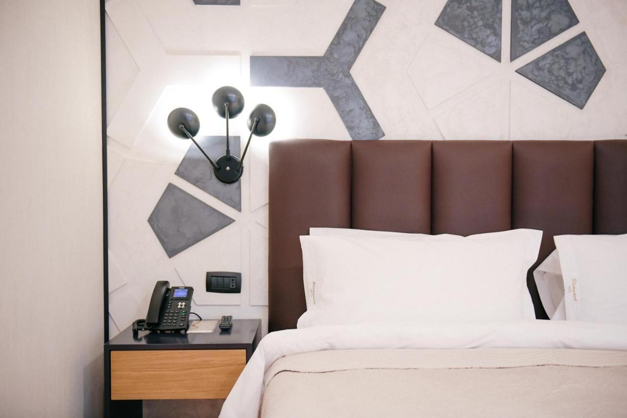 Richmond Hotel คอร์เชอ ภายนอก รูปภาพ