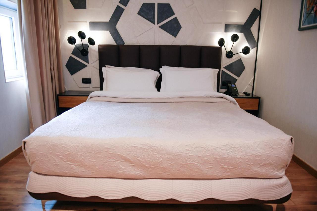 Richmond Hotel คอร์เชอ ภายนอก รูปภาพ