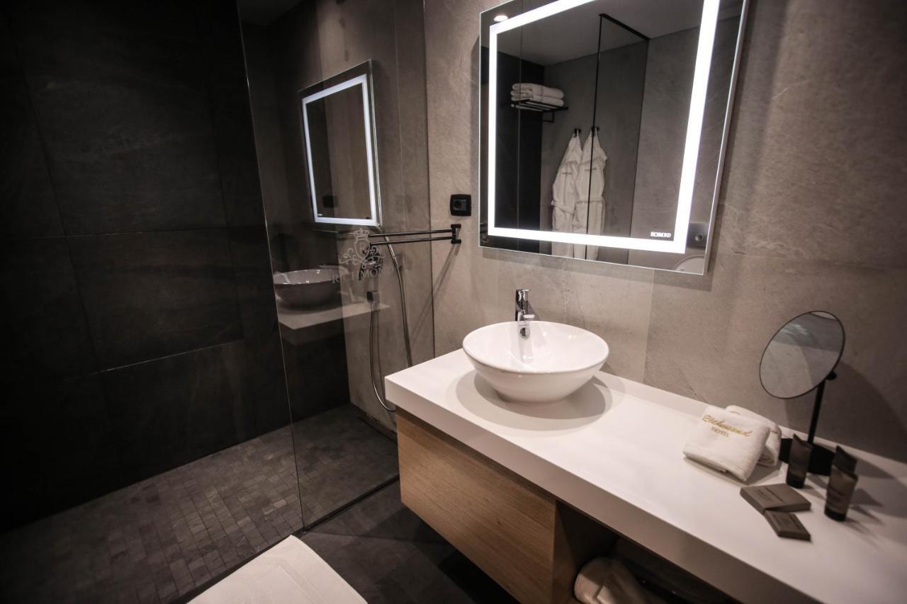 Richmond Hotel คอร์เชอ ภายนอก รูปภาพ