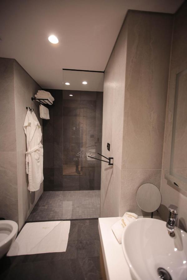 Richmond Hotel คอร์เชอ ภายนอก รูปภาพ