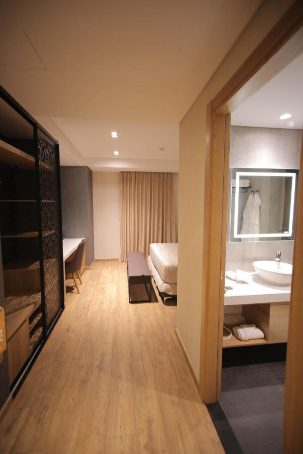 Richmond Hotel คอร์เชอ ภายนอก รูปภาพ