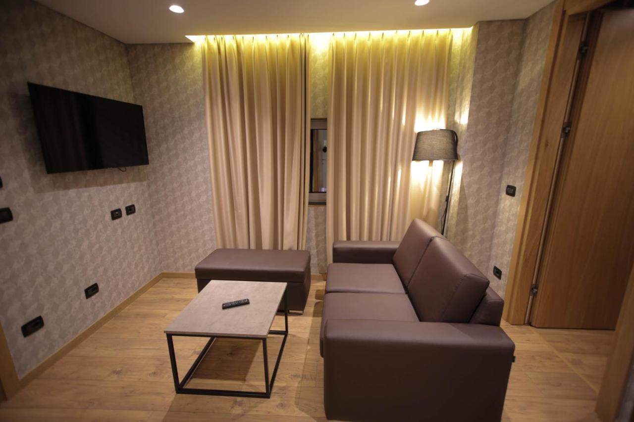 Richmond Hotel คอร์เชอ ภายนอก รูปภาพ