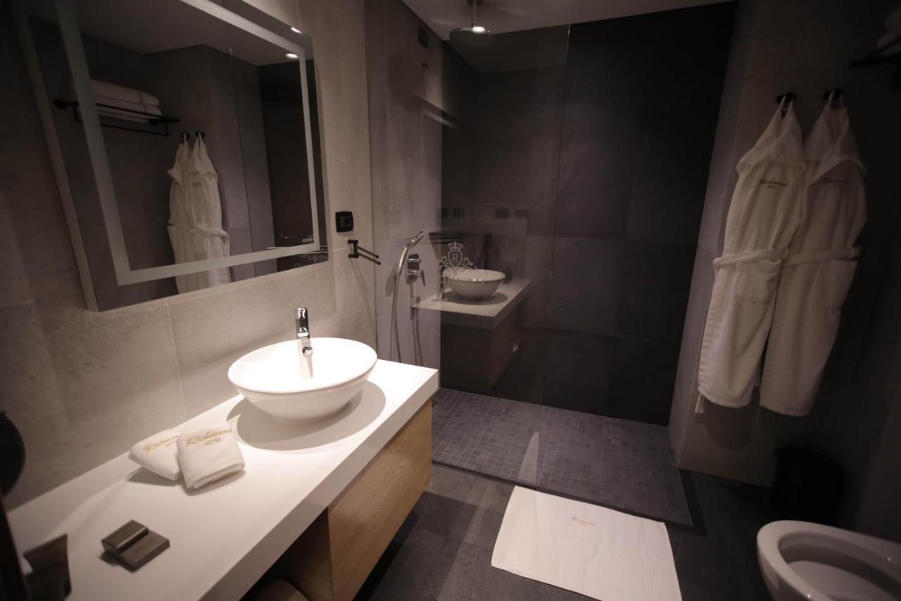 Richmond Hotel คอร์เชอ ภายนอก รูปภาพ