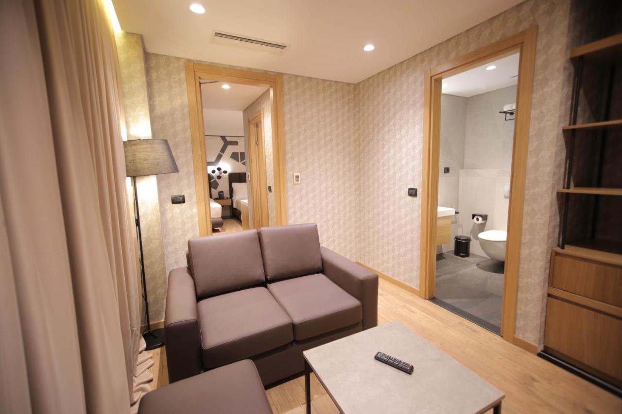 Richmond Hotel คอร์เชอ ภายนอก รูปภาพ
