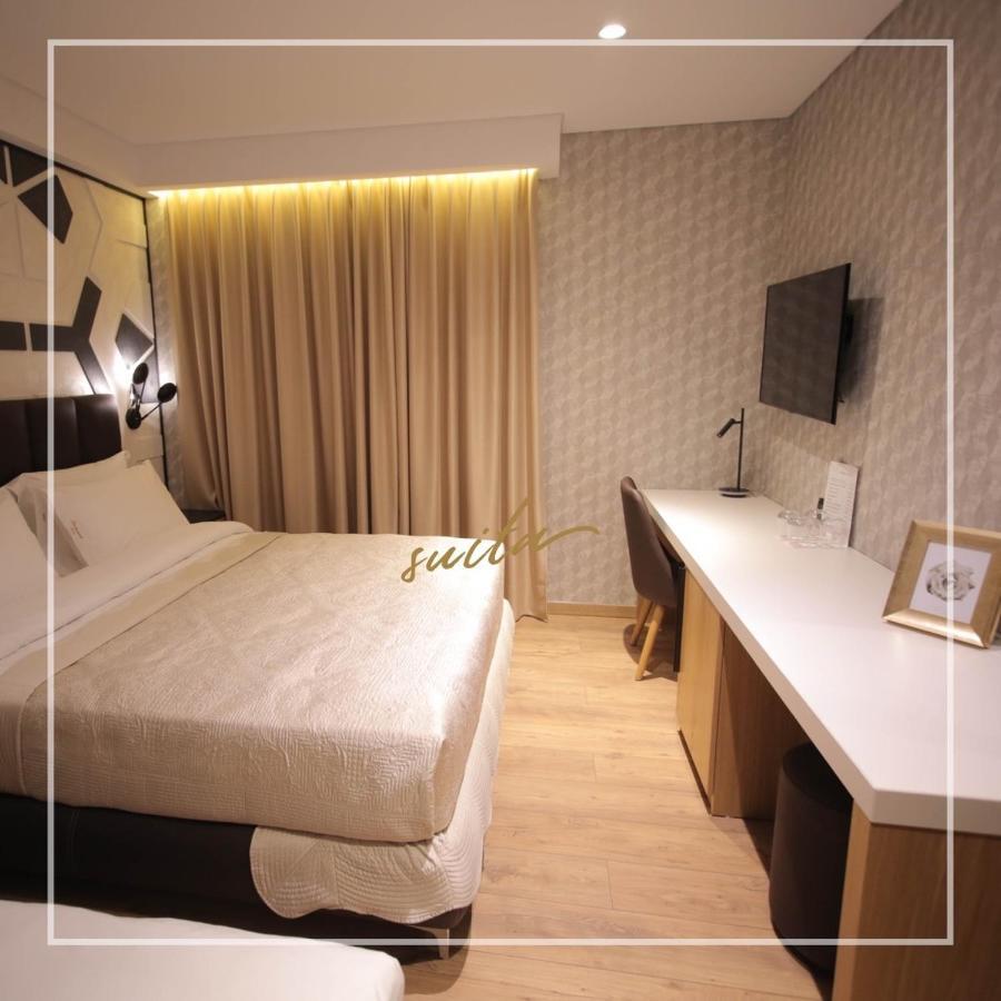 Richmond Hotel คอร์เชอ ภายนอก รูปภาพ